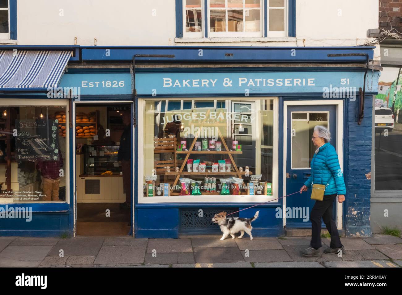 England, Sussex, East Sussex, Hastings, bunte Geschäfte in der Altstadt Stockfoto