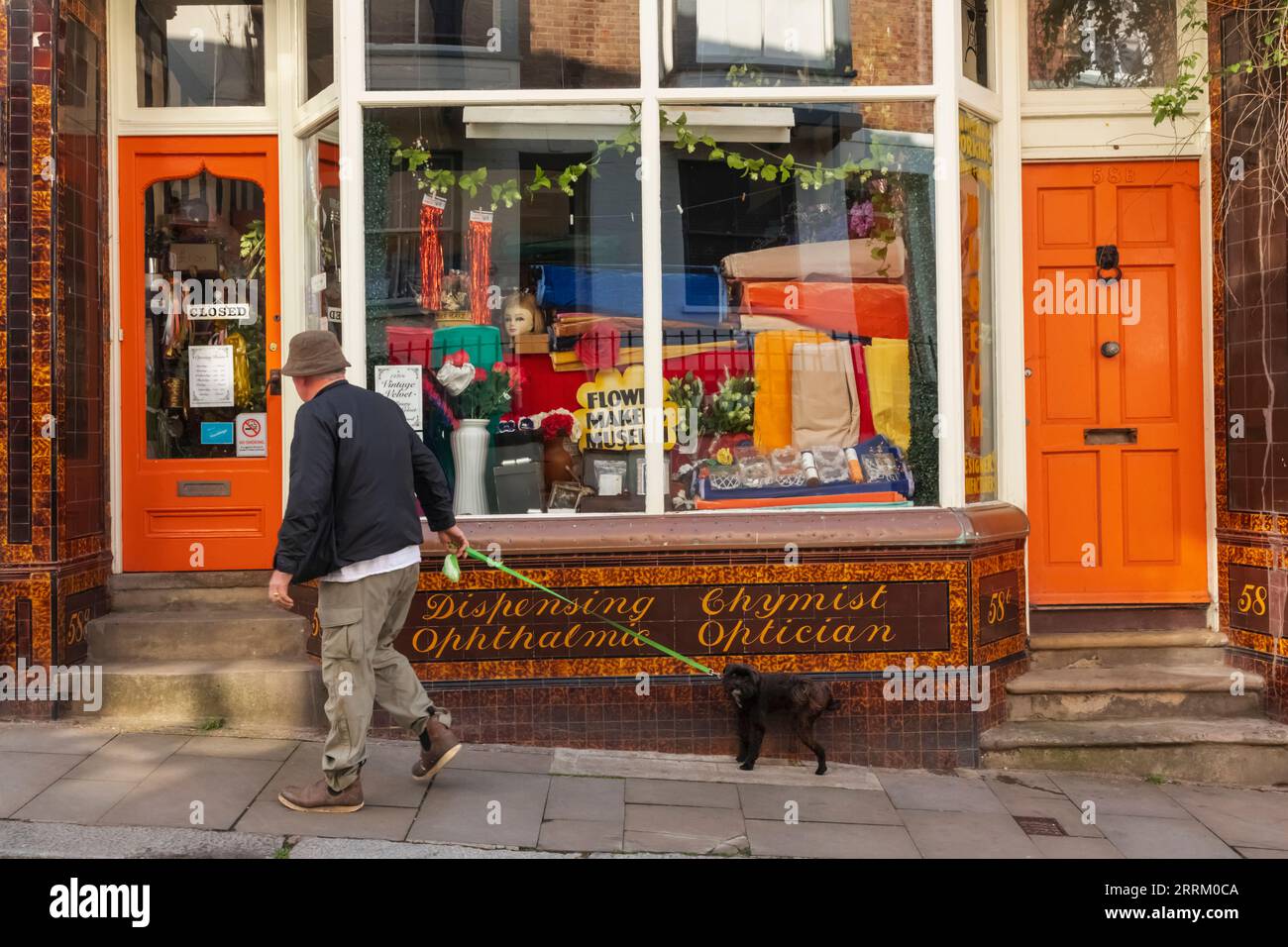 England, Sussex, East Sussex, Hastings, bunte Geschäfte in der Altstadt Stockfoto
