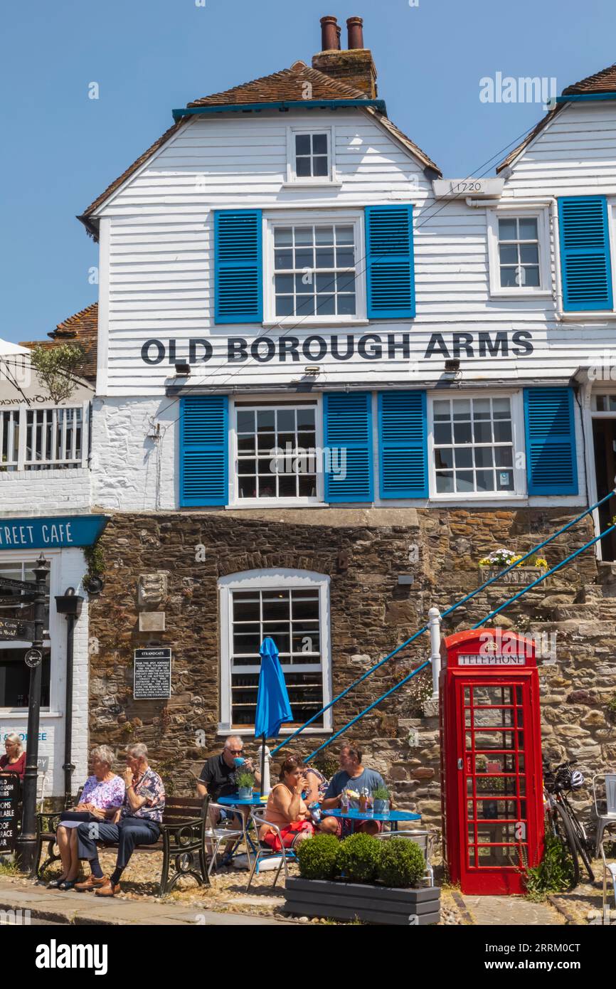 England, Sussex, East Sussex, Rye, Mermaid Street und Old Borough Arms Pub and Hotel Stockfoto