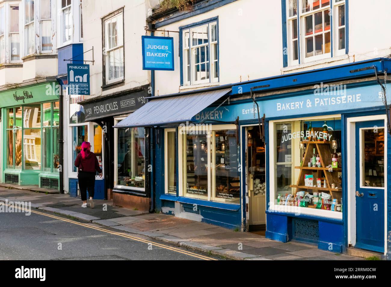 England, Sussex, East Sussex, Hastings, bunte Geschäfte in der Altstadt Stockfoto