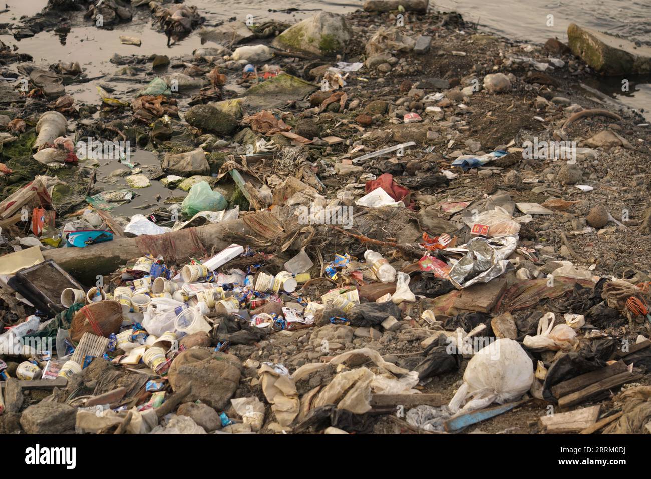 Rajkot, Indien. September 2023. Das Wasser des Aji-Flusses in der Nähe des Ramnath-Tempels von Rajkot wird mit riesigen Müll verunreinigt. Der Müll, zu dem Plastiktüten, Flaschen und andere Abfallmaterialien gehören. Quelle: Nasirchan/Alamy Live News Stockfoto