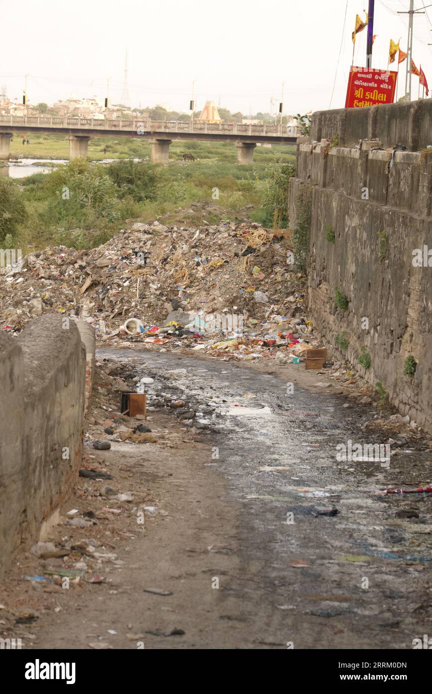 Rajkot, Indien. September 2023. Müll einschließlich Plastiktüten, Flaschen und anderem Abfall im Wasser des Aji-Flusses bis zur Flussstraße in der Nähe des Kapila Hanuman-Tempels in Rajkot. Quelle: Nasirchan/Alamy Live News Stockfoto