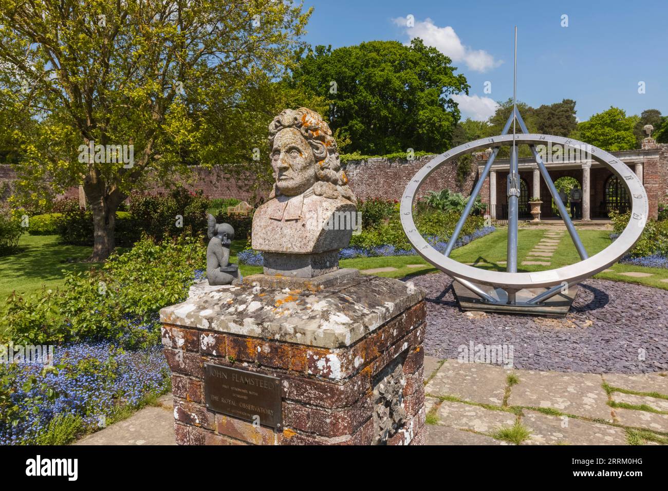 England, Sussex, East Sussex, Eastbourne, Herstmonceux Castle, Die Gärten, die Statue von John Flamsteed, der erste Astronom Royal und Giant Sundial Stockfoto