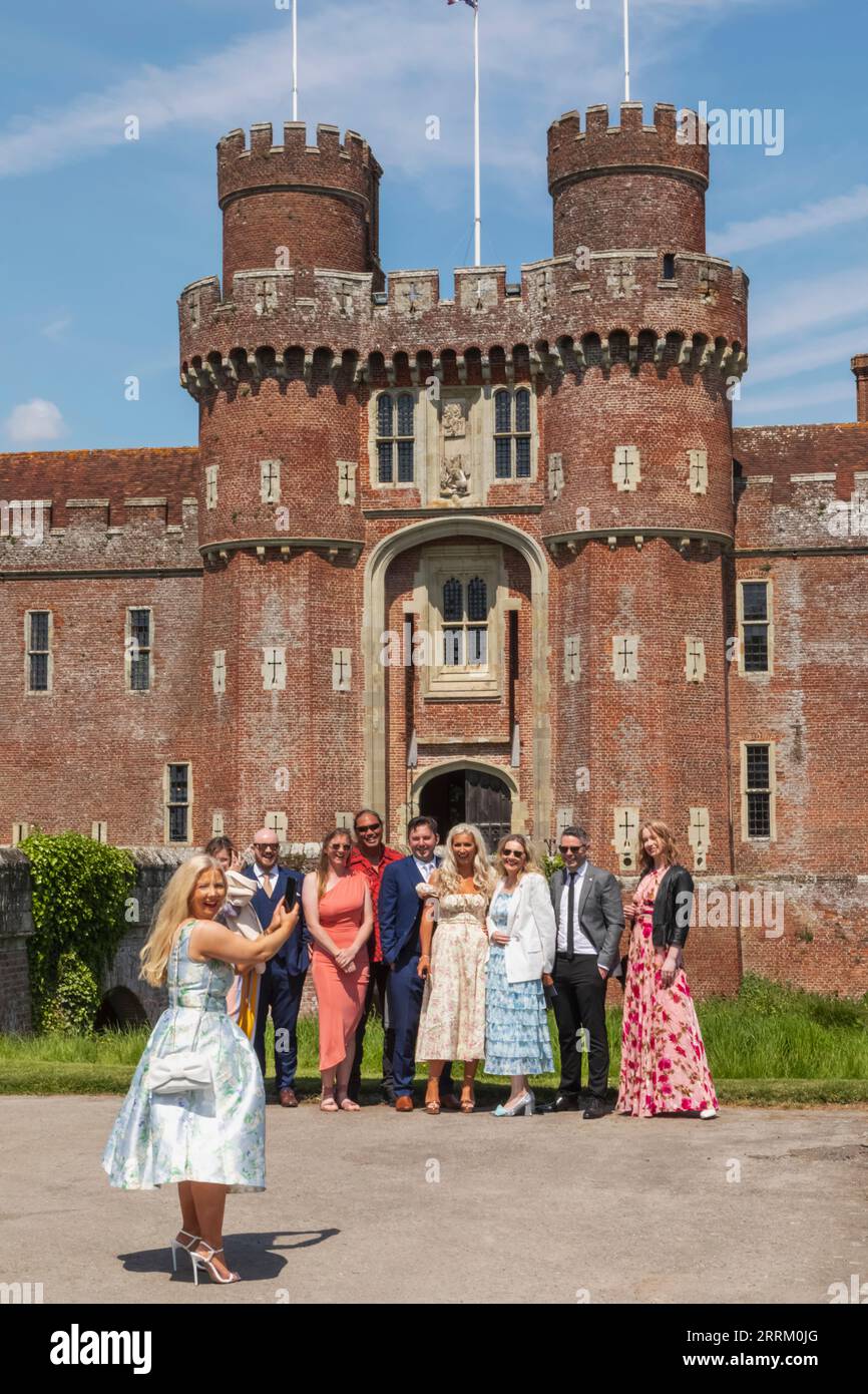 England, Sussex, East Sussex, Eastbourne, Herstmonceux Castle, Hochzeitsgruppe Stockfoto