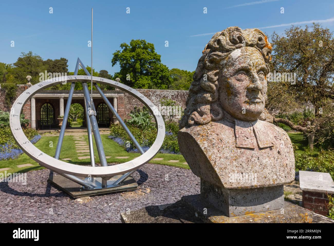 England, Sussex, East Sussex, Eastbourne, Herstmonceux Castle, Die Gärten, die Statue von John Flamsteed, der erste Astronom Royal und Giant Sundial Stockfoto