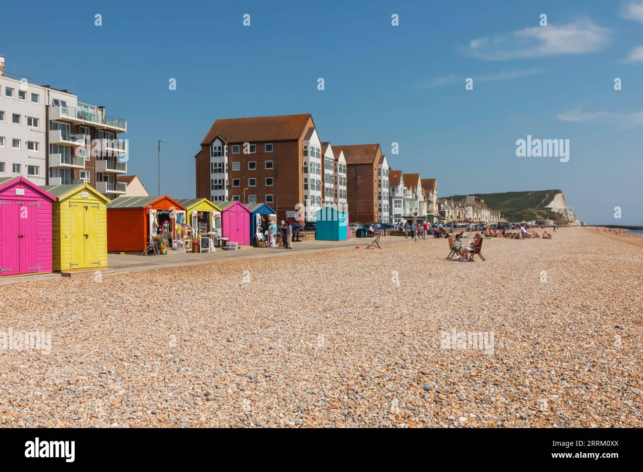 England, Sussex, East Sussex, Seaford, bunte Strandhütten am Meer, die in Geschäfte umgewandelt wurden Stockfoto