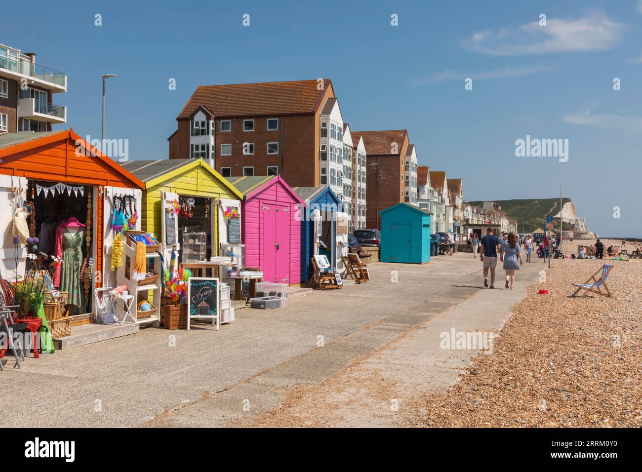 England, Sussex, East Sussex, Seaford, bunte Strandhütten am Meer, die in Geschäfte umgewandelt wurden Stockfoto