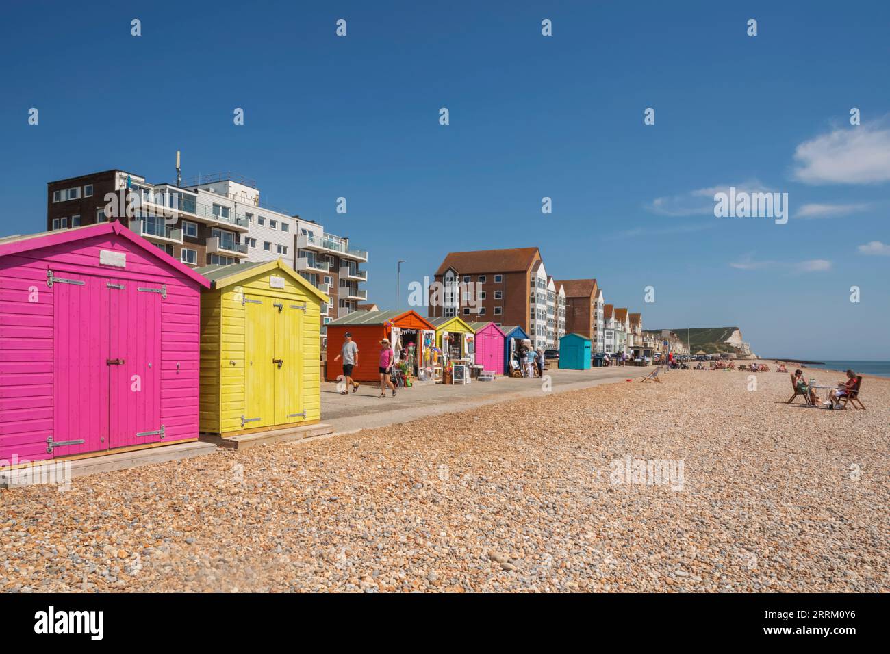 England, Sussex, East Sussex, Seaford, bunte Strandhütten am Meer, die in Geschäfte umgewandelt wurden Stockfoto