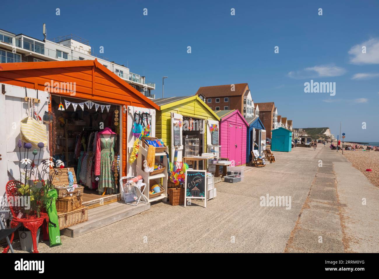 England, Sussex, East Sussex, Seaford, bunte Strandhütten am Meer, die in Geschäfte umgewandelt wurden Stockfoto