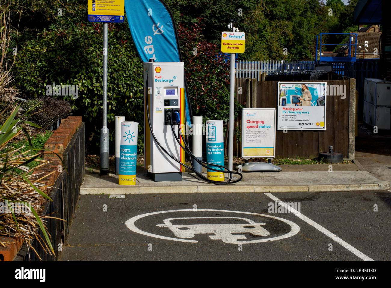 Shell Charge, Ladestation Für Elektrofahrzeuge, Shell Tankstelle, Hunton Bridge, Hertfordshire, England, UK Stockfoto