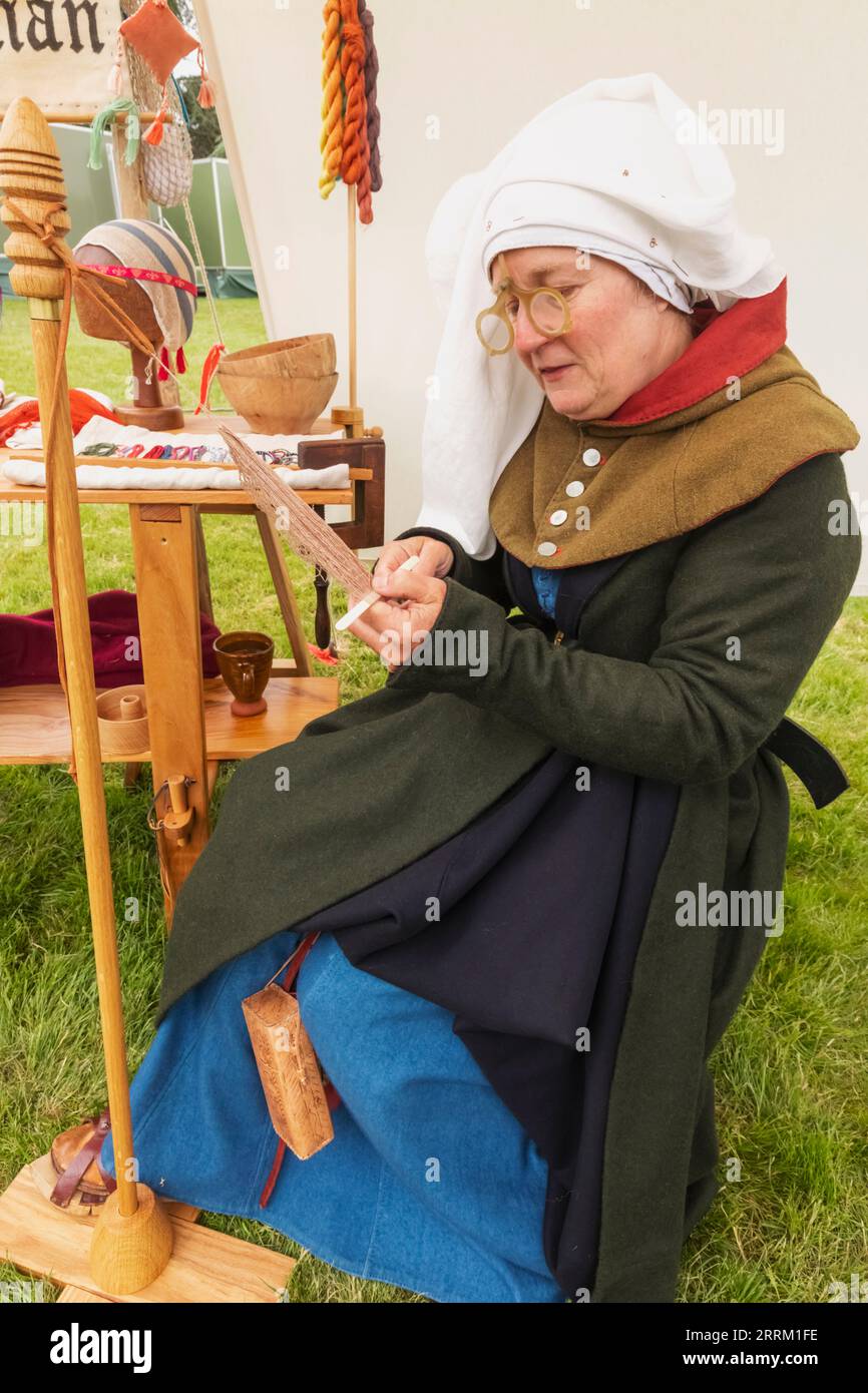 England, Kent, Maidstone, Leeds, Leeds Castle, Mittelalterliches Festival, Portrait of Woman in Medieval Costume Weaving Seide Stockfoto