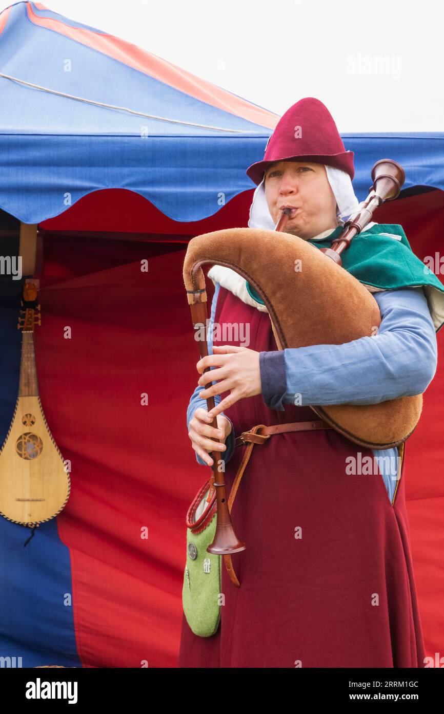 England, Kent, Maidstone, Leeds, Leeds Castle, Mittelalterliches Festival, Frau in mittelalterlichen Kostümen, die traditionelle Dudelsackpfeifen spielt Stockfoto