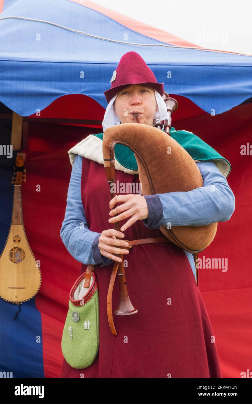 England, Kent, Maidstone, Leeds, Leeds Castle, Mittelalterliches Festival, Frau in mittelalterlichen Kostümen, die traditionelle Dudelsackpfeifen spielt Stockfoto