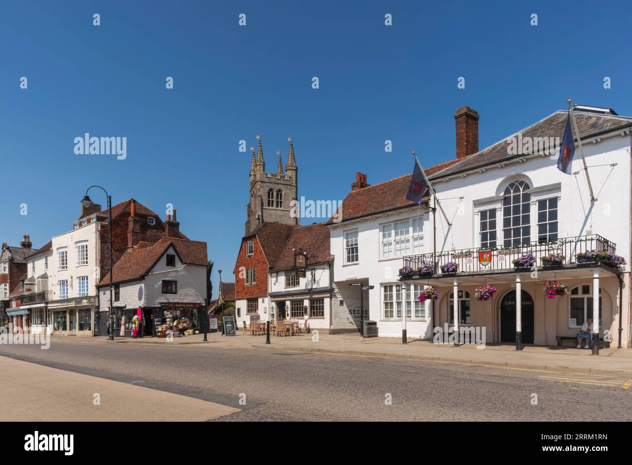 England, Kent, Tenterden, die High Street und St. Mildred's Church Stockfoto