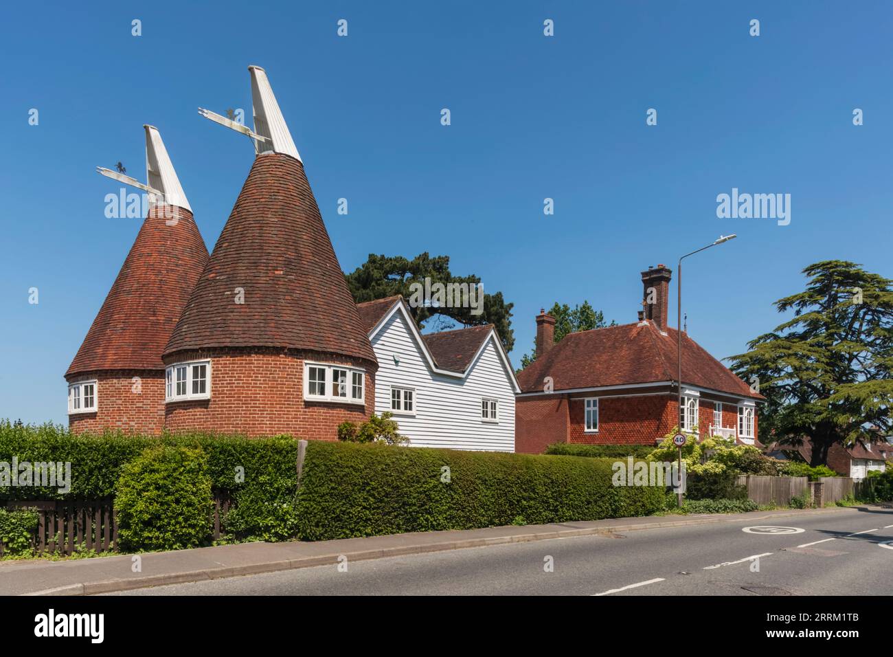 England, Kent, Tenterden, Umgebautes Oast House Stockfoto