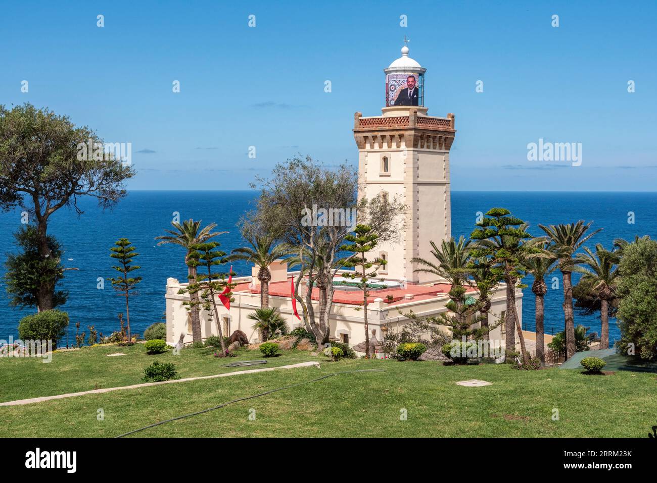 Malerischer Leuchtturm am Cap Spartel in der Nähe von Tanger, Marokko Stockfoto