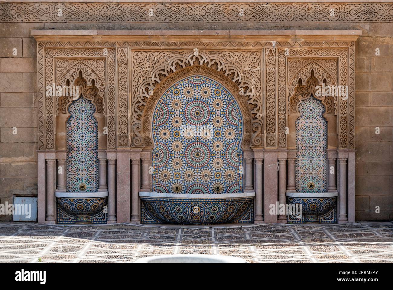 Malerischer orientalischer Springbrunnen in der Moschee des Hassan Viertels in Rabat, Marokko Stockfoto