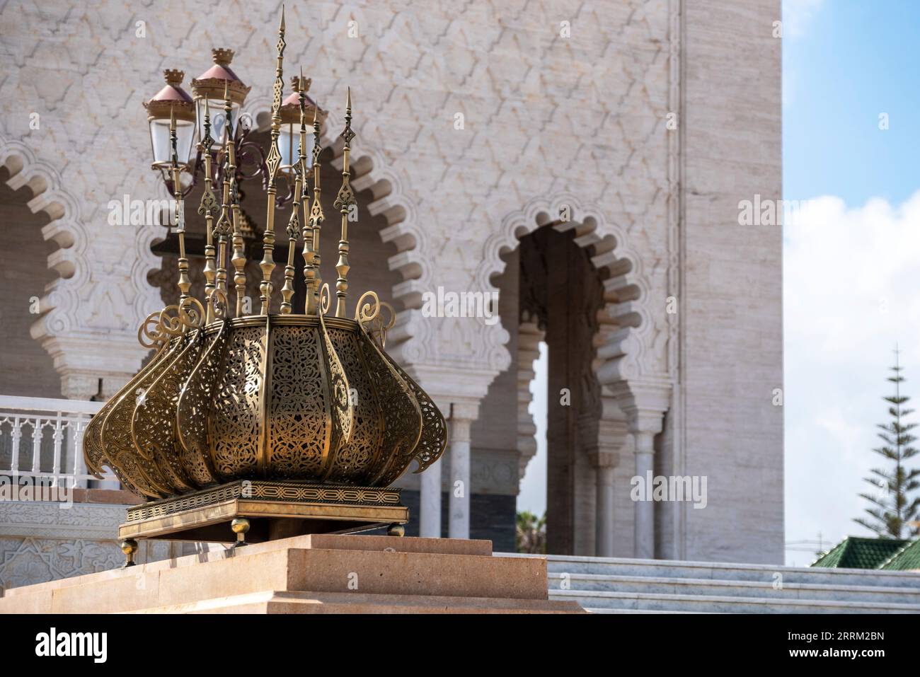 Orientalische Dekoration am Eingang des Mausoleums von Hassan II Und Mohammed V. im Hassan-Viertel in Rabat, Marokko Stockfoto