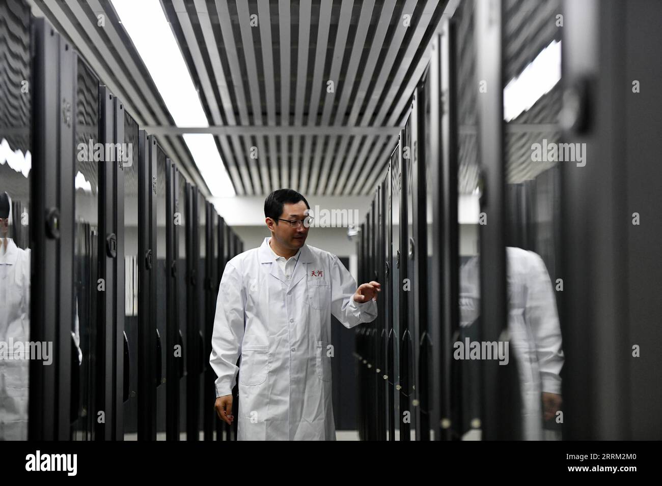 220928 -- PEKING, 28. September 2022 -- Meng Xiangfei überprüft Geräte im chinesischen Supercomputer Center in Tianjin, Nordchina, 27. Mai 2021. Xinhua-Schlagzeilen: Ein Blick darauf, wie die Delegierten des kommenden 20. Nationalen Kongresses der KPCh zu ZhaoxZishuo PUBLICATIONxNOTxINxCHN gewählt wurden Stockfoto