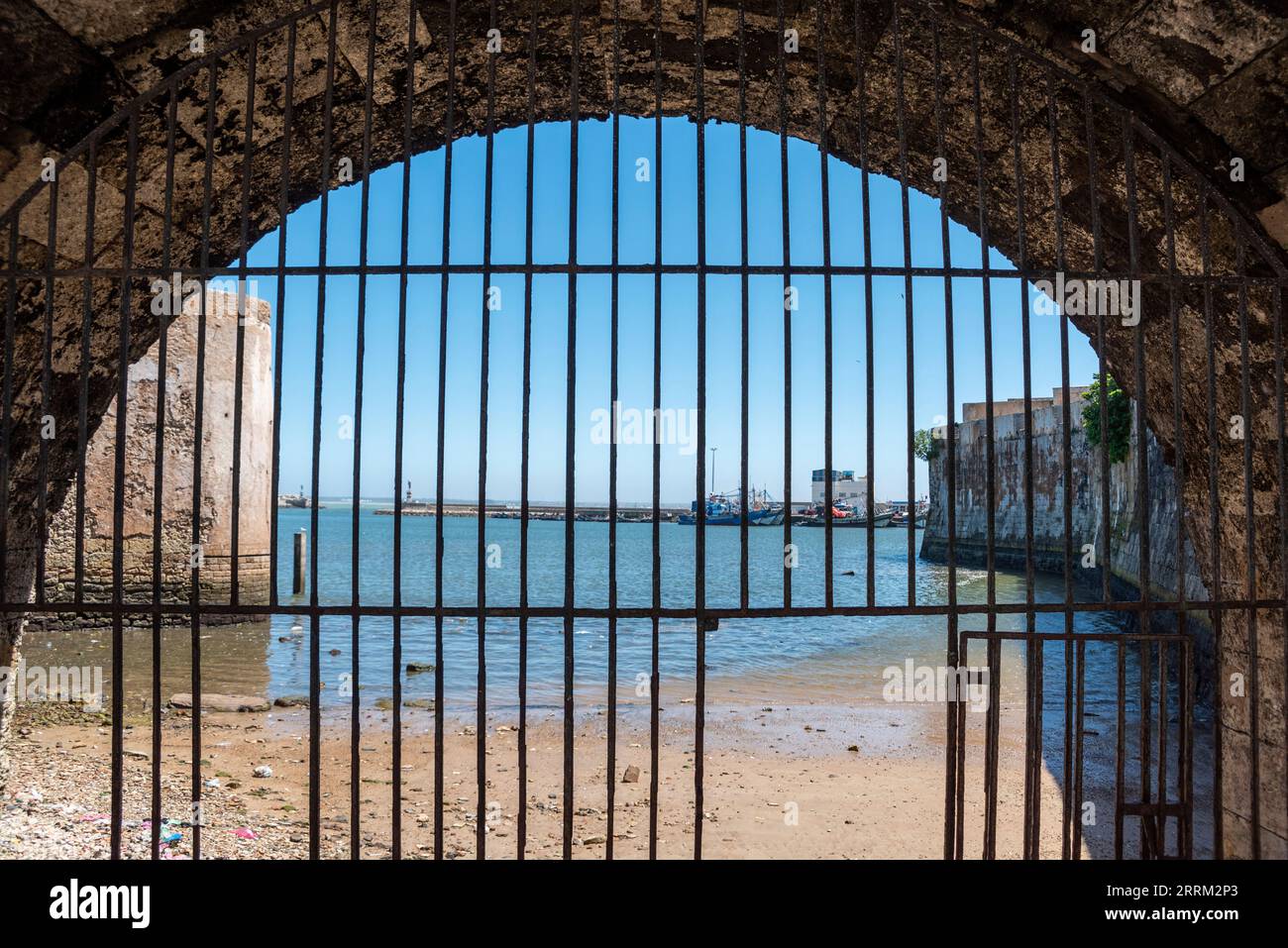Gitter in der befestigten Medina von El Jadida, einer alten portugiesischen Stadt in Marokko Stockfoto