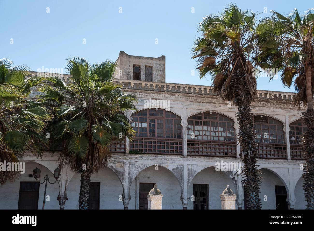 Altes verlassenes Art déco-Haus im Zentrum von El Jadida, Marokko Stockfoto