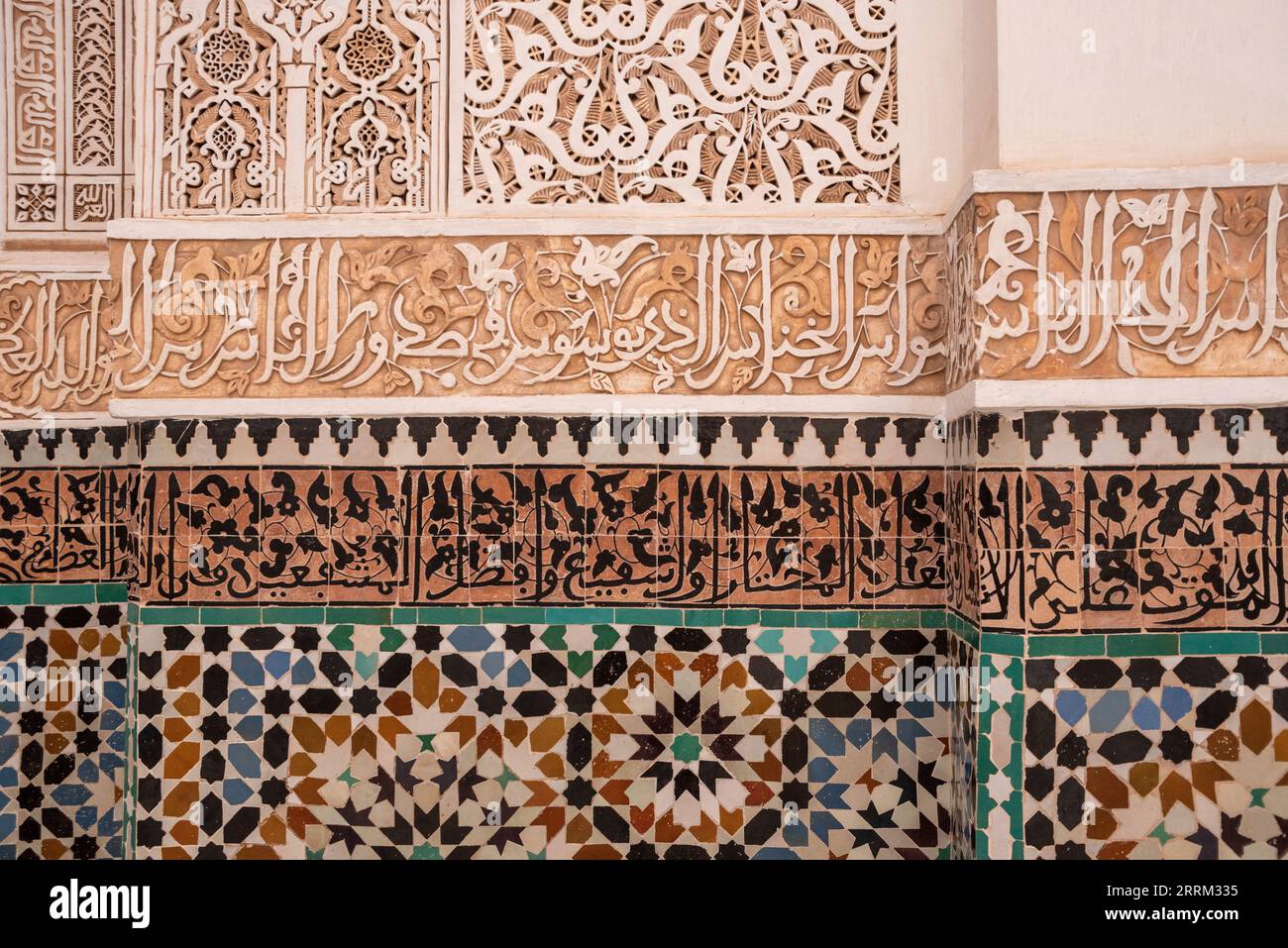 Traditionelle orientalische Fliesen und kalligrafischer Stuck an einer Madrassa, Marokko Stockfoto