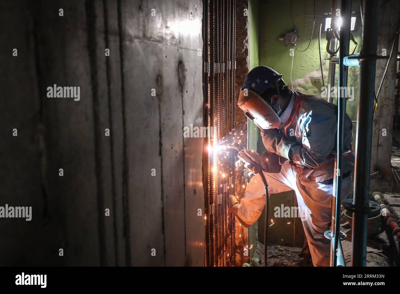 220929 -- DALIAN, 29. September 2022 -- Ein Arbeiter arbeitet auf der Baustelle eines Unterwassertunnels in der Bucht von Dalian, Provinz Liaoning im Nordosten Chinas, 29. September 2022. Der Bau eines Unterwasser-Tunnels wurde am Donnerstag in der Dalian Bay abgeschlossen, der eine zweispurige, sechsspurige Stadtautobahn durch das Seegebiet der Stadt Dalian, Provinz Liaoning, beherbergt. Der Unterseetunnel, der erste seiner Art in der Region Nordchina, besteht aus 18 Röhren, jede 180 Meter lang und wiegt etwa 60.000 Tonnen. Die 5,1 km lange Schnellstraße durch den Tunnel hat eine geplante Geschwindigkeit von 60 km/h. Der Tunnel ist in Ordnung Stockfoto