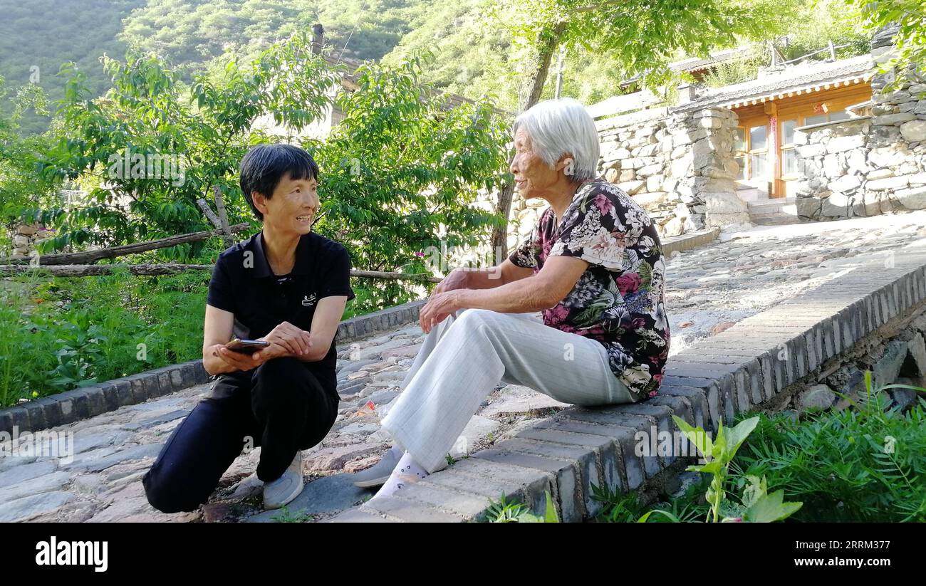 220929 -- TAIYUAN, 29. September 2022 -- Liu Guizhen L unterhält sich mit einem Dorfbewohner in der nordchinesischen Provinz Shanxi, 6. Juli 2022. ZU GEHEN MIT Profil: Eine Parteisekretärin, die ihr Dorf geändert hat CHINA-TAIYUAN-CPC-NATIONALE KONGRESSDELEGIERTE-LIU GUIZHEN CN LiangxXiaofei PUBLICATIONxNOTxINxCHN Stockfoto