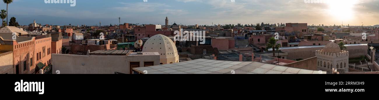 Panoramablick auf die Medina von Marrakesch, das Coupola des Koubba Almoravid auf der rechten Seite, von einem Dach aus gesehen, Marokko Stockfoto