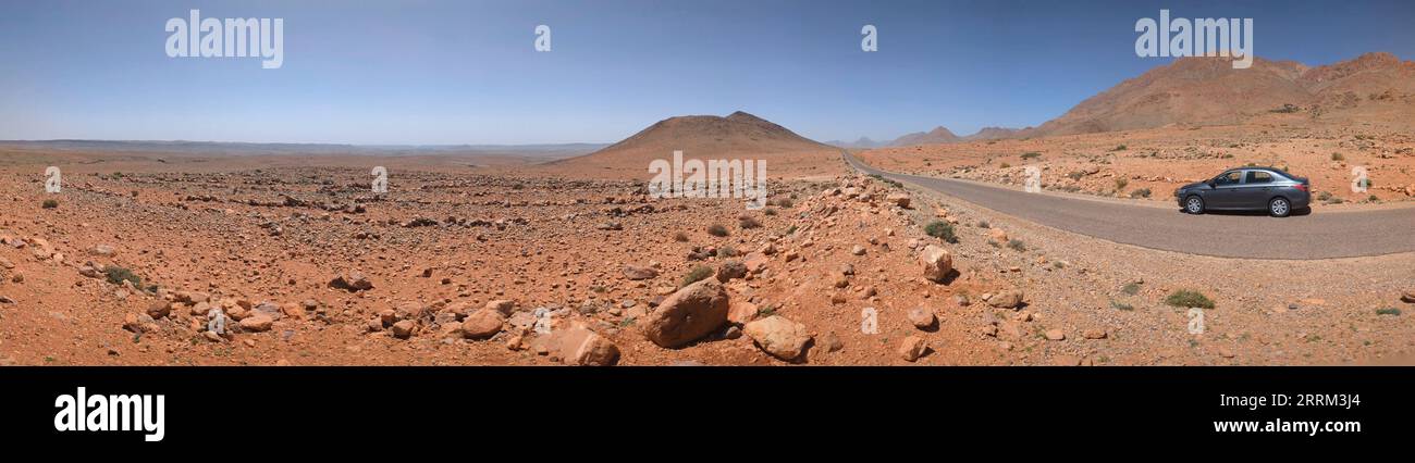 Panoramablick auf die Wüste in der Region Souss-Massa, ein Auto auf einer Straße, Marokko Stockfoto