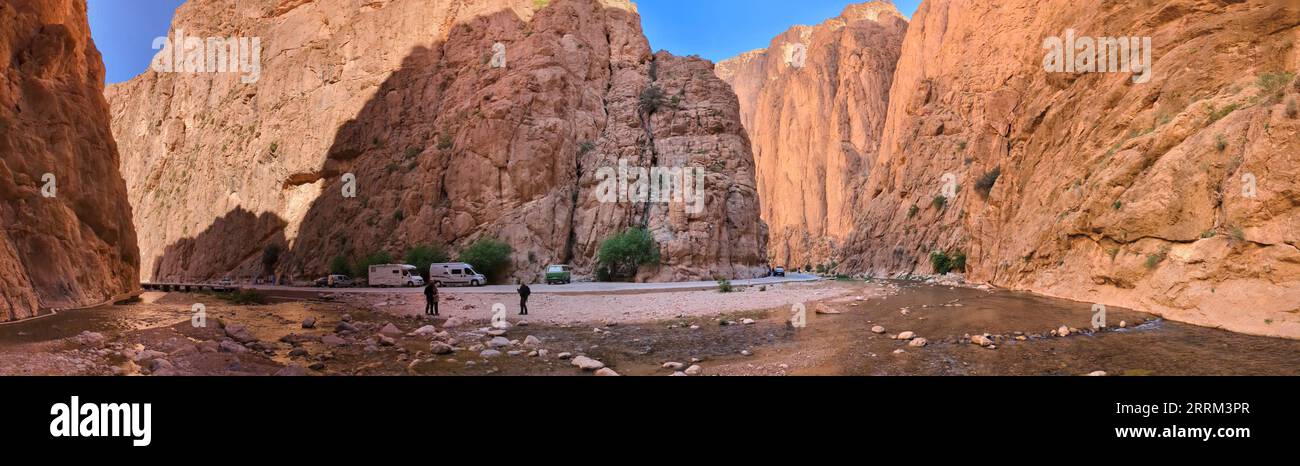 Im Inneren der beeindruckenden Todra-Schlucht mit ihren hohen Klippen, Marokko Stockfoto