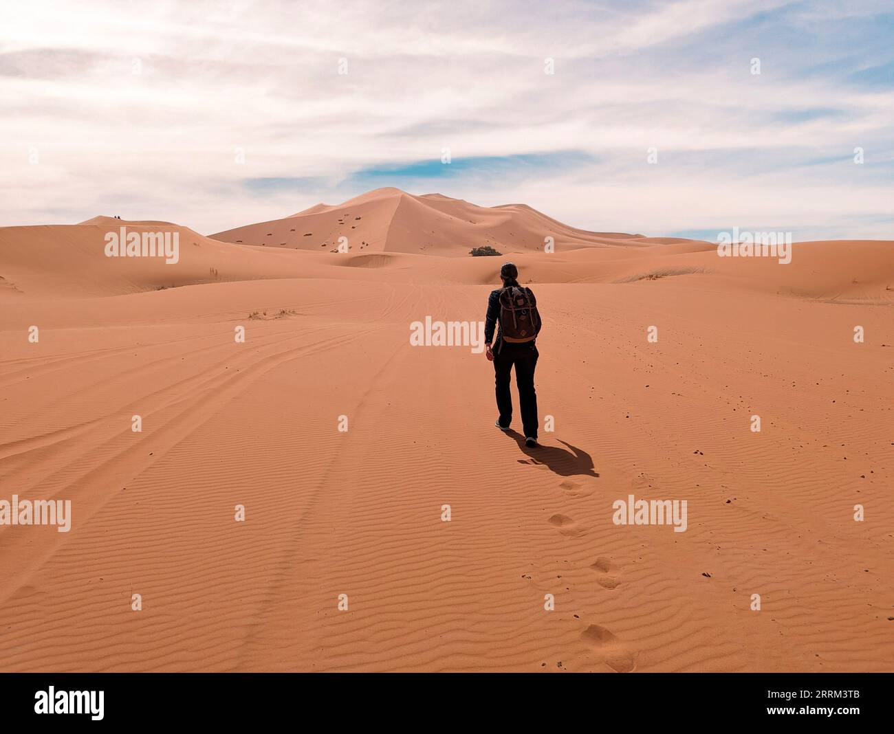 Wanderung auf der Großen Düne von Merzouga in der Erg Chebbi Wüste, marokkanische Sahara Stockfoto