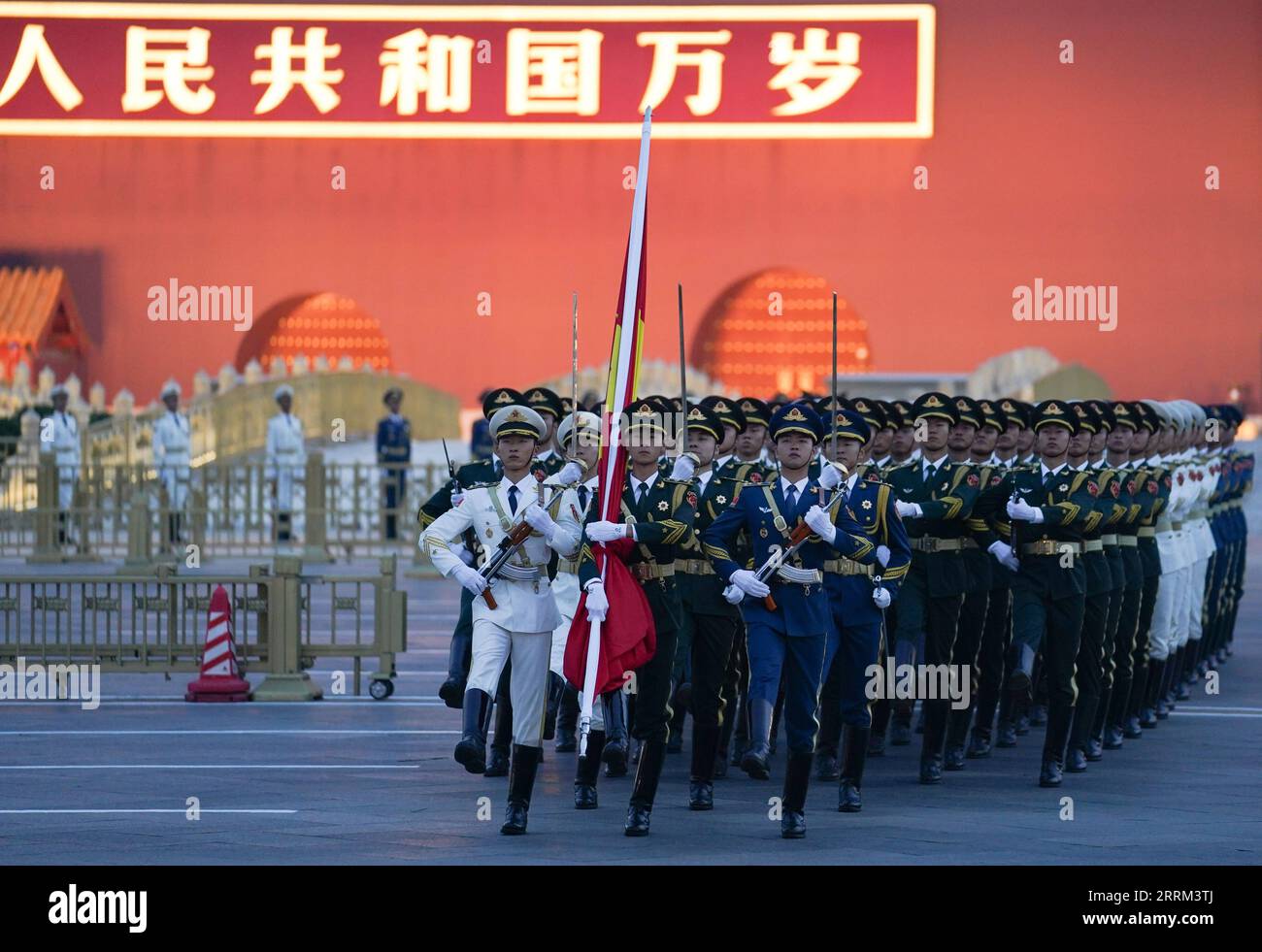 221001 -- PEKING, 1. Oktober 2022 -- Auf dem Tian-Anmen-Platz in Peking, der Hauptstadt Chinas, am 1. Oktober 2022, findet Eine feierliche Feier zum 73. Jahrestag der Gründung der Volksrepublik China statt. CHINA-PEKING-NATIONALFEIERTAG - FLAGGENHISSERUNGSZEREMONIE CN JUXHUANZONG PUBLICATIONXNOTXINXCHN Stockfoto