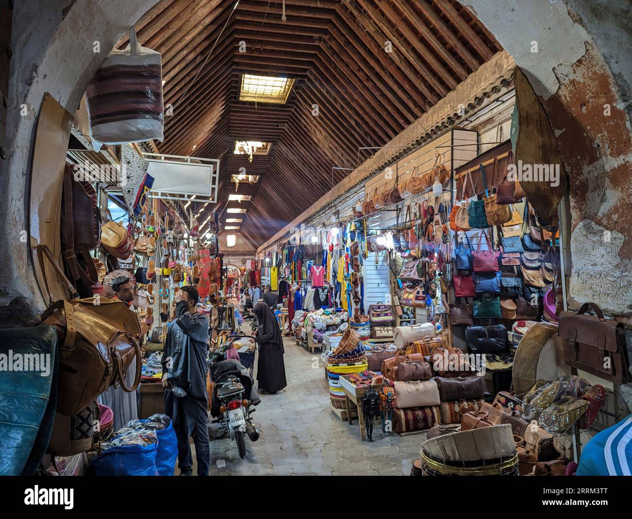 Eindrücke typischer marokkanischer Souks in der Medina von Marrakesch Stockfoto