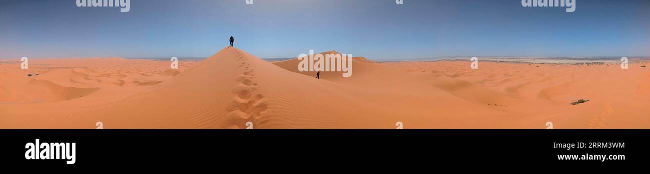 Wanderung auf der Großen Düne von Merzouga in der Erg Chebbi Wüste, marokkanische Sahara Stockfoto