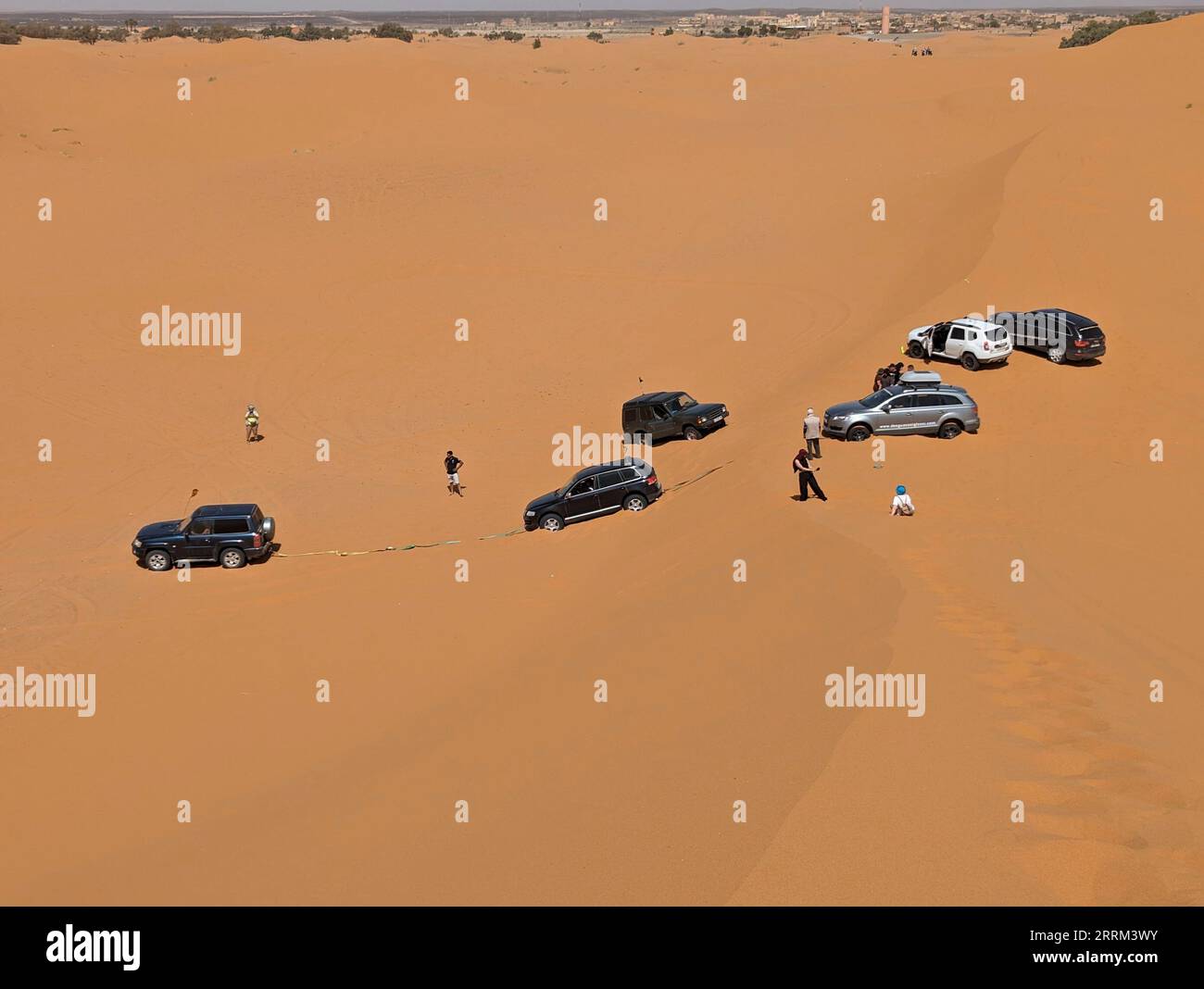 Geländefahrzeuge, die in der Erg Chebbi Wüste bei Merzouga, Marokko, festgefahren sind Stockfoto