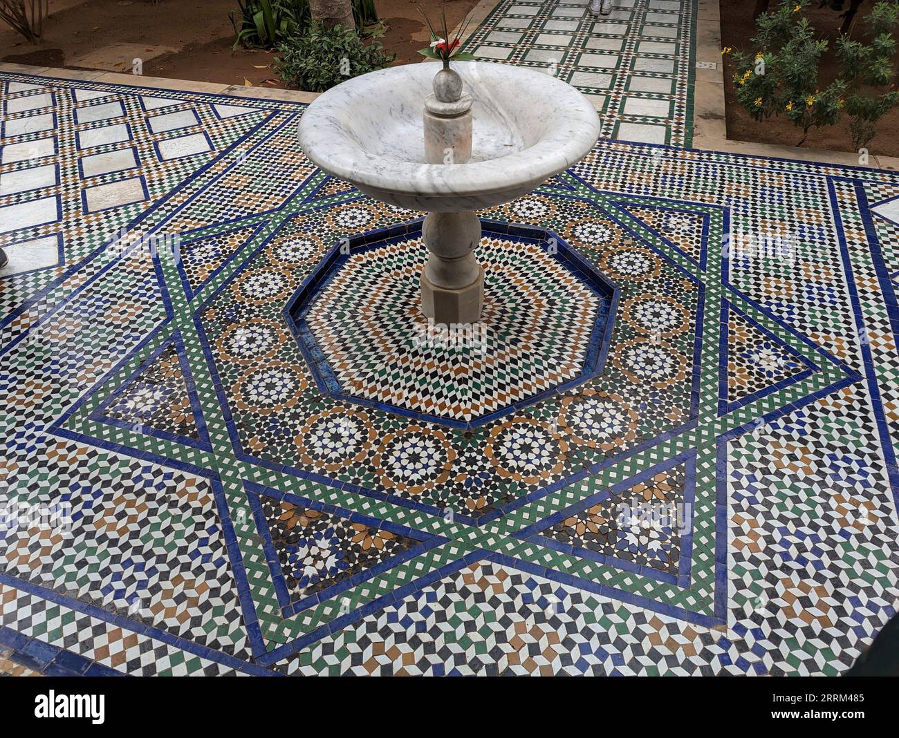 Typischer orientalischer Brunnen im Garten eines marokkanischen Palastes Stockfoto