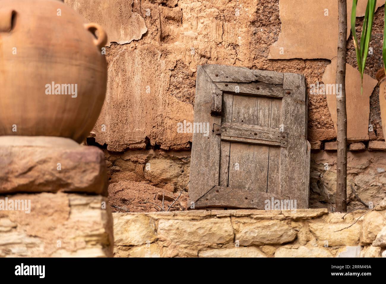 Wunderschöne alte Fensterläden, die sich an die Fassade eines Hauses in Agadir, Marokko, lehnen Stockfoto