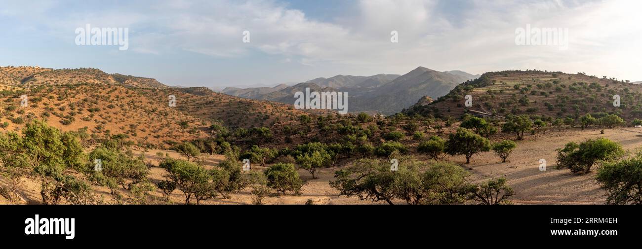 Sonnenuntergang über einer wunderschönen friedlichen Landschaft des Antiatlasgebirges in der Nähe von Tirourgane, Marokko Stockfoto