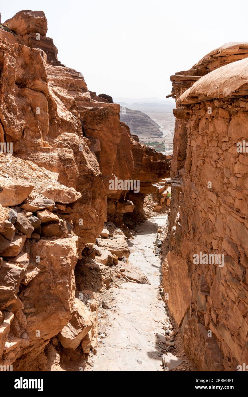 Wanderung durch die alte ID Aissa agadir, ein altes Kornlager in Amtoudi, Marokko Stockfoto