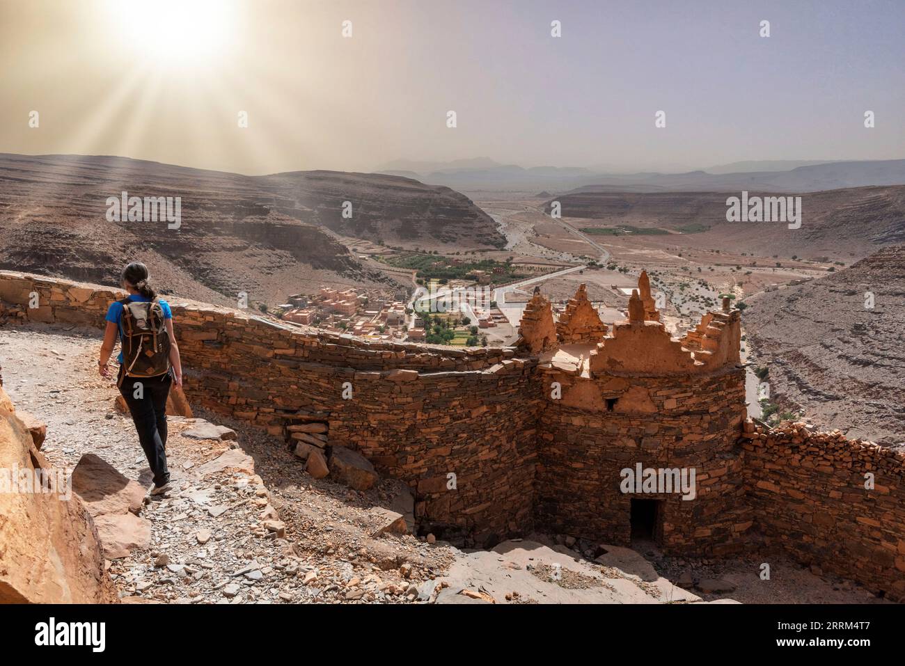 Wanderung durch die alte ID Aissa agadir, ein altes Kornlager in Amtoudi, Marokko Stockfoto