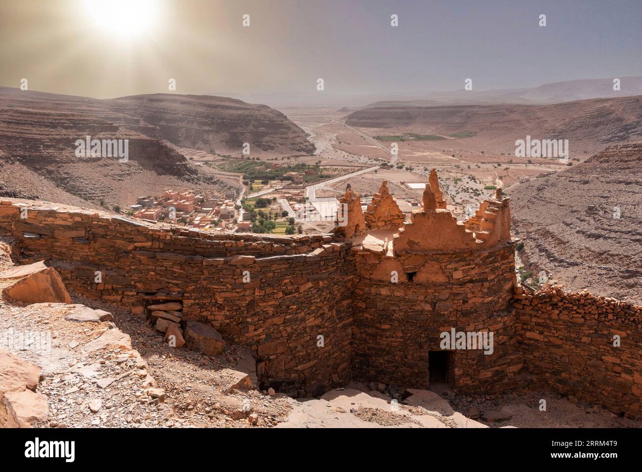 Wanderung durch die alte ID Aissa agadir, ein altes Kornlager in Amtoudi, Marokko Stockfoto