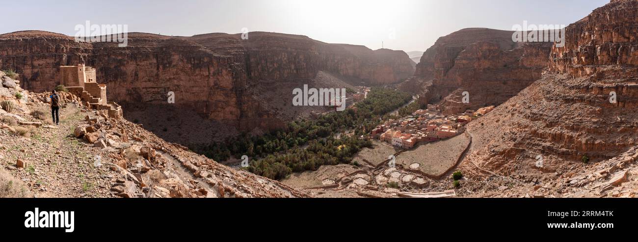 Panoramablick auf die berühmte Amtoudi-Schlucht und das Aguellouy agadir, ein altes Kornlager, im Anti-Atlas-Gebirge in Marokko Stockfoto