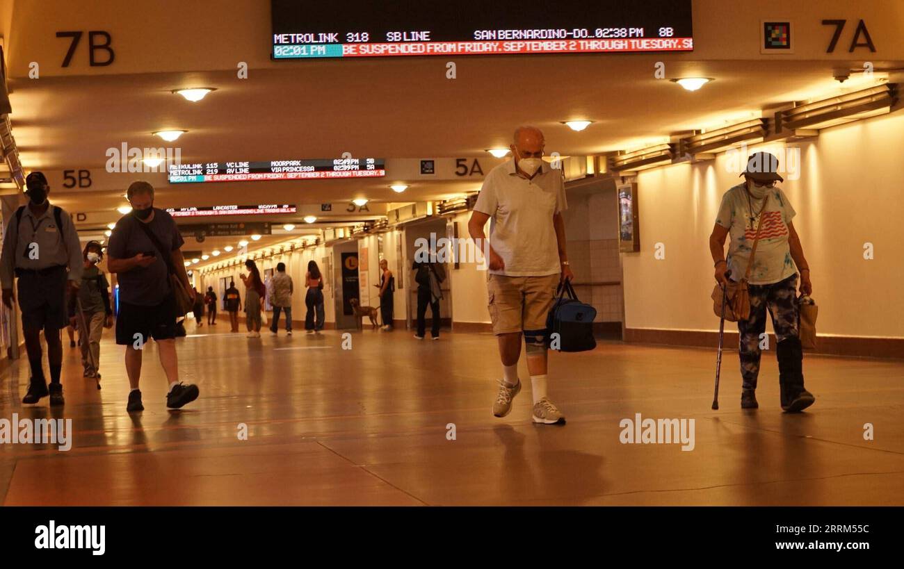 221002 -- PEKING, 2. Oktober 2022 -- Menschen, die Gesichtsmasken tragen, werden am 5. August 2022 auf der L.A. union Station in Los Angeles, Kalifornien, USA gesehen. Xinhua Schlagzeilen: Westliche Regierungen kritisierten, dass sie die Pandemie unter der Warnung vor langer COVID-Bedrohung heruntergespielt hätten XinxHua PUBLICATIONxNOTxINxCHN Stockfoto