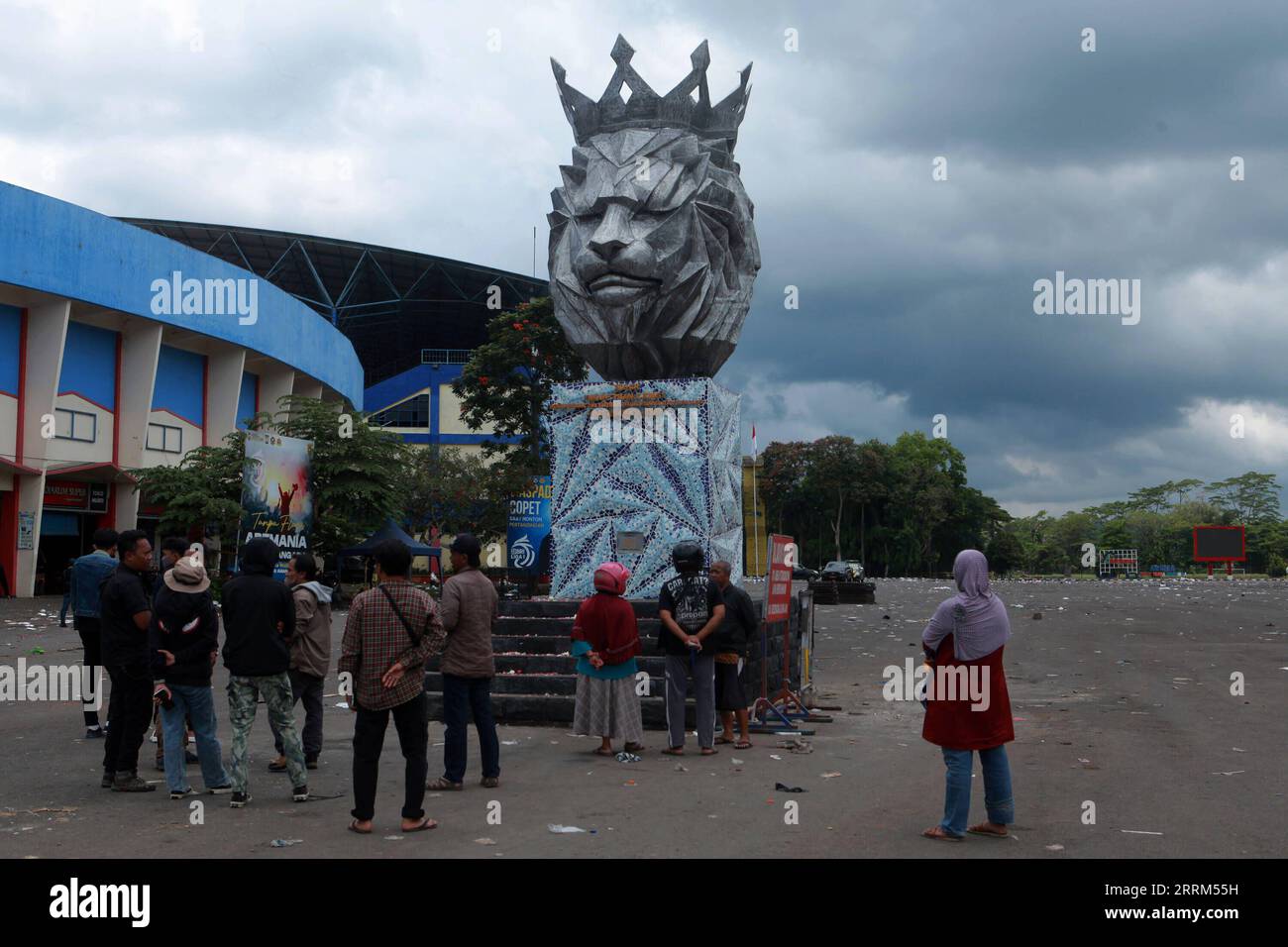 221002 -- MALANG, 2. Oktober 2022 -- Menschen sind vor dem Kanjuruhan-Stadion in Malang in der Provinz Ost-Java, Indonesien, 2. Oktober 2022 abgebildet. Die Zahl der Todesopfer in einer Menschenmenge bei einem Fußballspiel in der indonesischen Provinz Ost-Java hat laut dem stellvertretenden Gouverneur der Provinz Emil Dardak am Sonntagnachmittag 174 erreicht. Die Tragödie ereignete sich am Samstagabend im Kanjuruhan-Stadion in Malang in der indonesischen Provinz Ost-Java, unmittelbar nachdem der Verein AREMA Malang bei einem indonesischen Ligaspiel gegen Persebaya Surabaya verloren hatte. Foto: /Xinhua INDONESIA-MALANG-FOOTBALL MATCH-STAMPEDE BayuxN Stockfoto