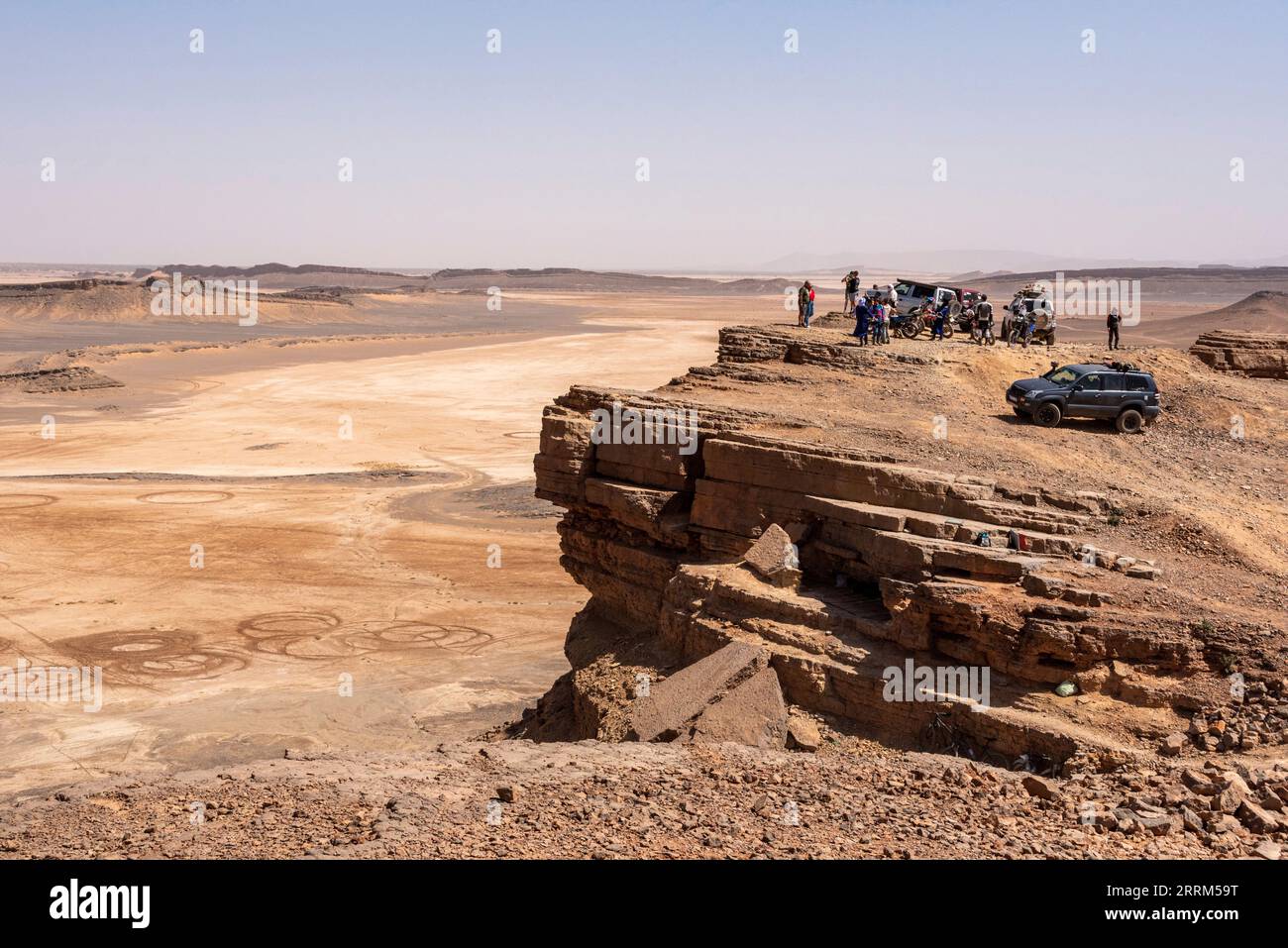 Touristen genießen den malerischen Blick auf die Sahara vom Berg Gara Medouar, Marokko Stockfoto