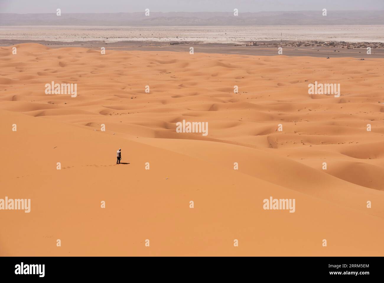 Wanderung auf der Großen Düne von Merzouga in der Erg Chebbi Wüste, marokkanische Sahara Wüste Stockfoto