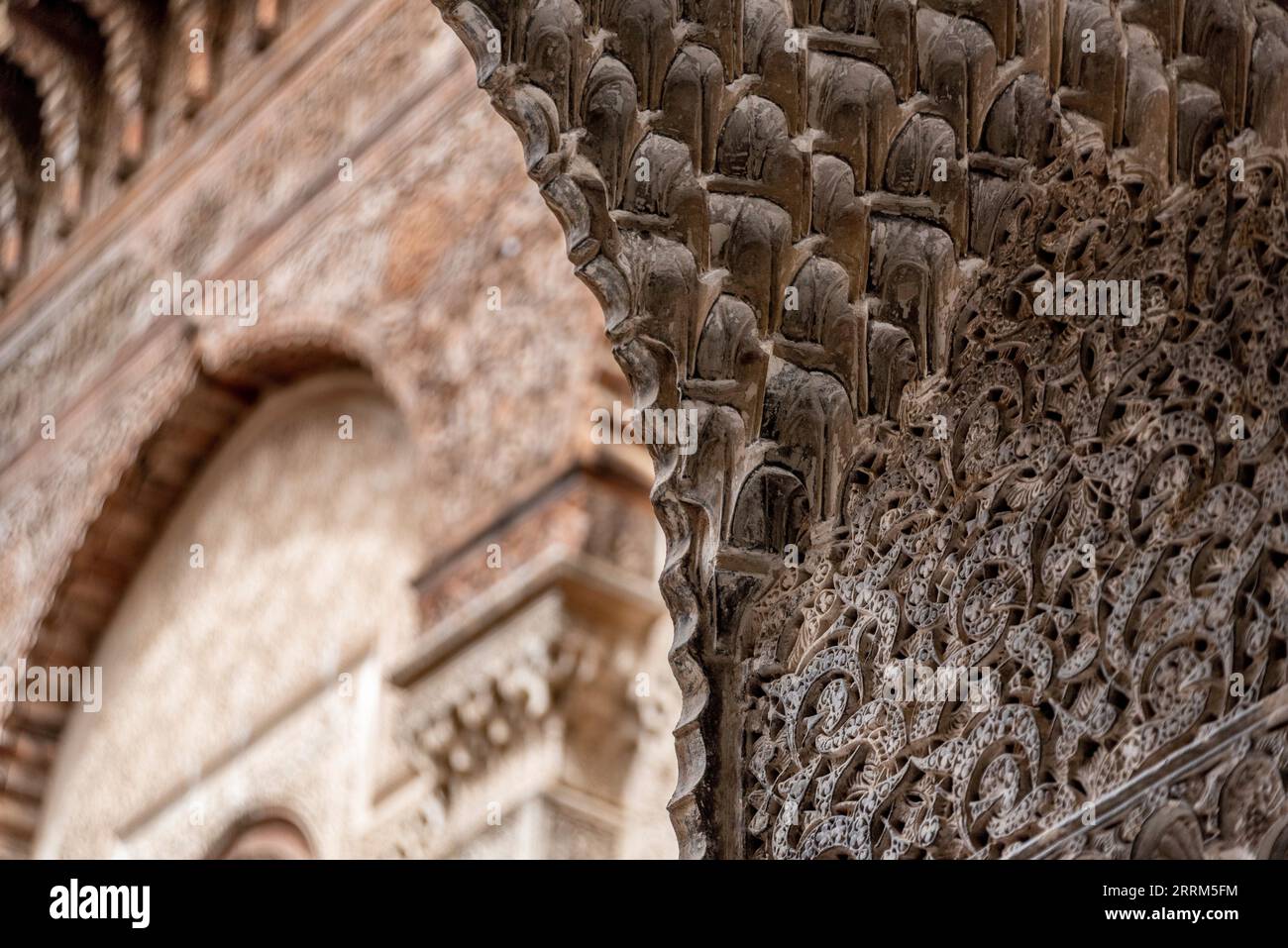 Reich dekorierte Fassade im Innenhof einer traditionellen Madrasa, Marokko Stockfoto