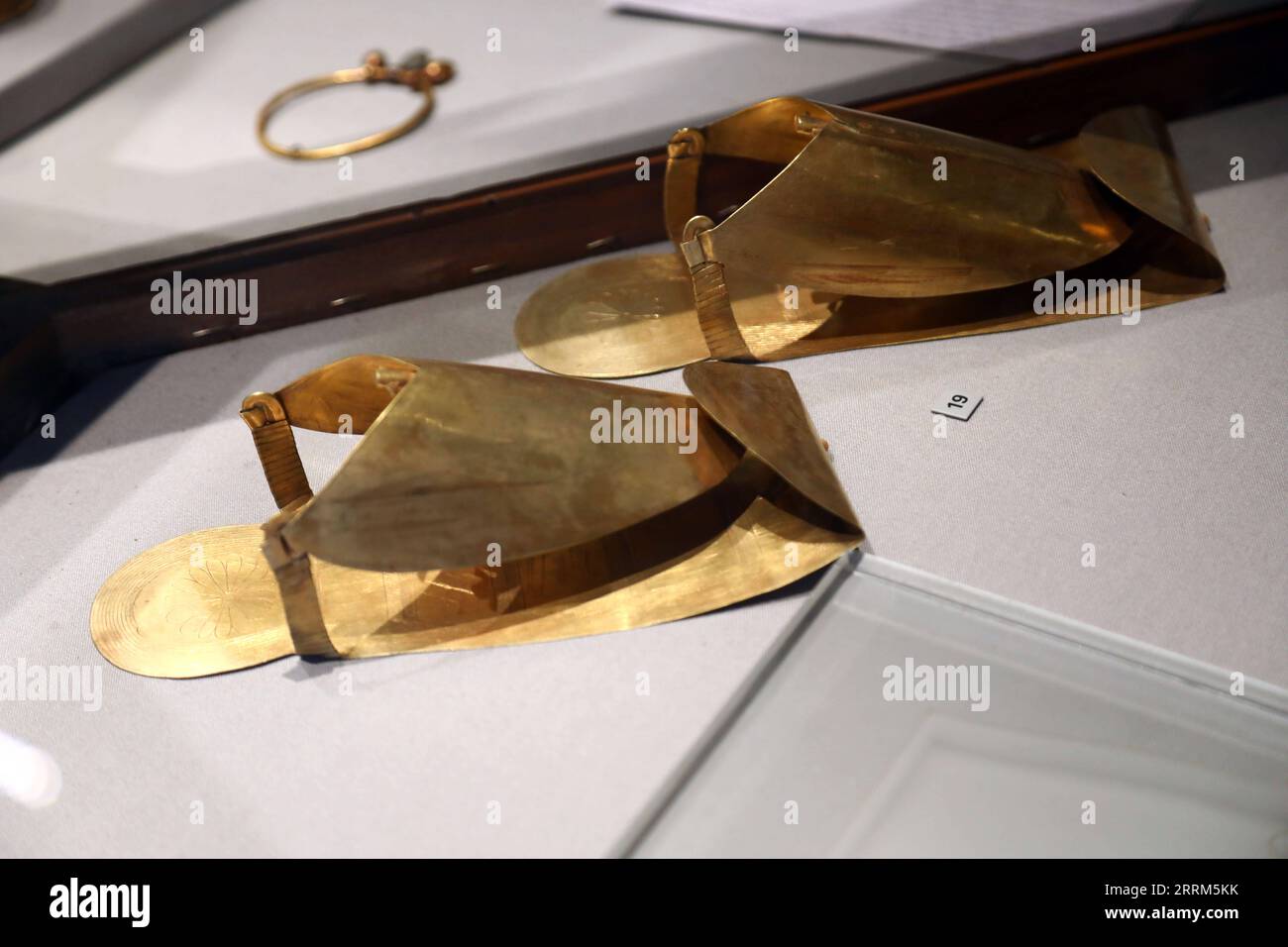 221003 -- KAIRO, 3. Oktober 2022 -- Foto aufgenommen am 3. Oktober 2022 zeigt ein Paar goldene Sandalen für Pharao Psusennes I., ausgestellt während der Ausstellung des Schatzes des Tanis im Ägyptischen Museum in Kairo, Ägypten. Das Museum eröffnete kürzlich die Ausstellung anlässlich des 200. Jahrestages der Schaffung des Feldes der Ägyptologie und der Entschlüsselung der antiken Hieroglyphen. ÄGYPTEN-KAIRO-ÄGYPTISCHES MUSEUM-AUSSTELLUNGSSCHATZ VON TANIS AHMEDXGOMAA PUBLICATIONXNOTXINXCHN Stockfoto