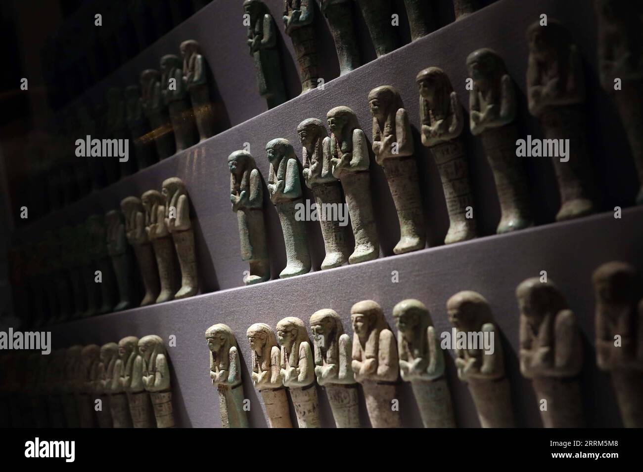 221003 -- KAIRO, 3. Oktober 2022 -- Foto aufgenommen am 3. Oktober 2022 zeigt Fayence Shabtis für Pharao Psusennes I. während der Ausstellung des Schatzes des Tanis im Ägyptischen Museum in Kairo, Ägypten. Das Museum eröffnete kürzlich die Ausstellung anlässlich des 200. Jahrestages der Schaffung des Feldes der Ägyptologie und der Entschlüsselung der antiken Hieroglyphen. ÄGYPTEN-KAIRO-ÄGYPTISCHES MUSEUM-AUSSTELLUNGSSCHATZ VON TANIS AHMEDXGOMAA PUBLICATIONXNOTXINXCHN Stockfoto